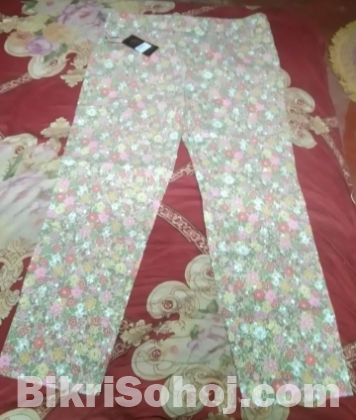 পেন্ট ৩ টি।ব্লেজার ১ টি। টি শার্ট ১ টি।